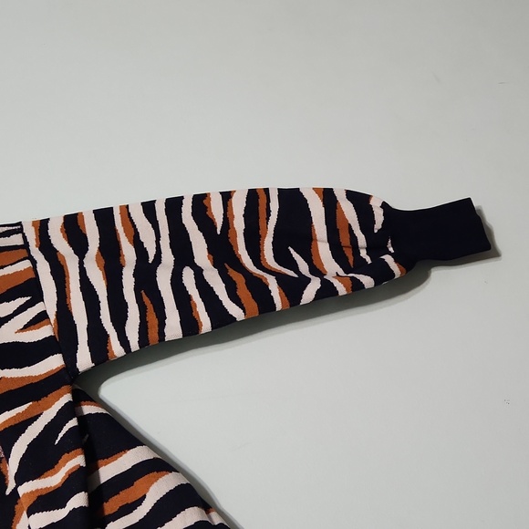 2 Pieces Ann Taylor  Strets cardigan & Skirt Color Navi blu y Camel Animal Prin - Picture 4 of 7